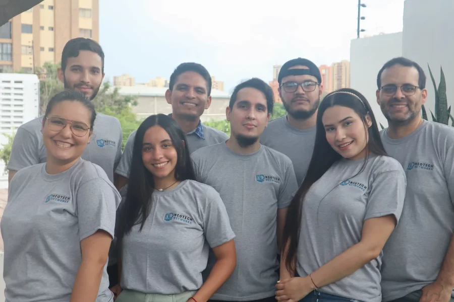 NeoTech Networks remote Latin American team smiling and working together, showcasing the success of a fully managed remote workforce by Freelance Latin America.