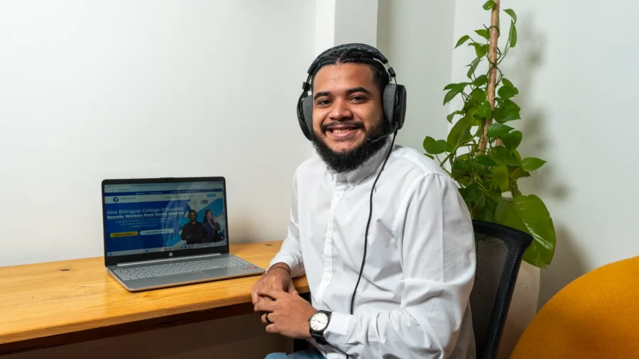 Bilingual Latin American virtual assistant working remotely for a U.S. real estate client.